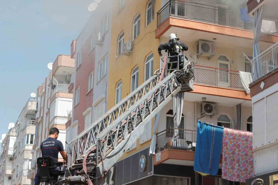 Evinin Yandığını Gören Ev Sahibi İtfaiyenin Çalışmasını Çaresiz Şekilde İzledi