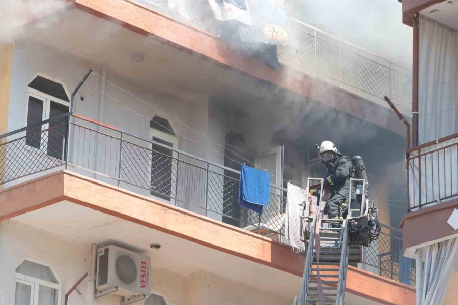 Evinin Yandığını Gören Ev Sahibi İtfaiyenin Çalışmasını Çaresiz Şekilde İzledi