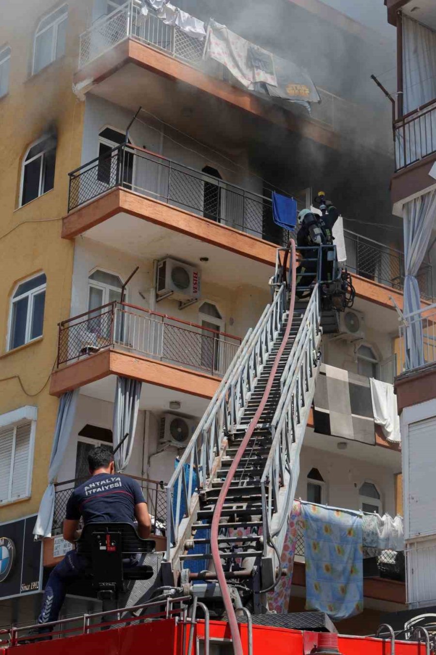 Evinin Yandığını Gören Ev Sahibi İtfaiyenin Çalışmasını Çaresiz Şekilde İzledi