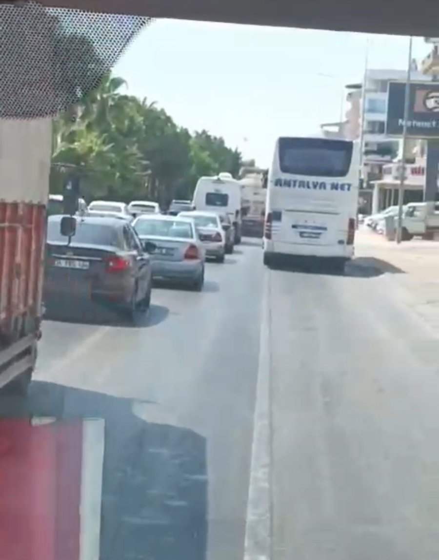 Antalya’da Trafikte Sıkışan Ambulans Hastayı Güçlükle Hastaneye Ulaştırdı