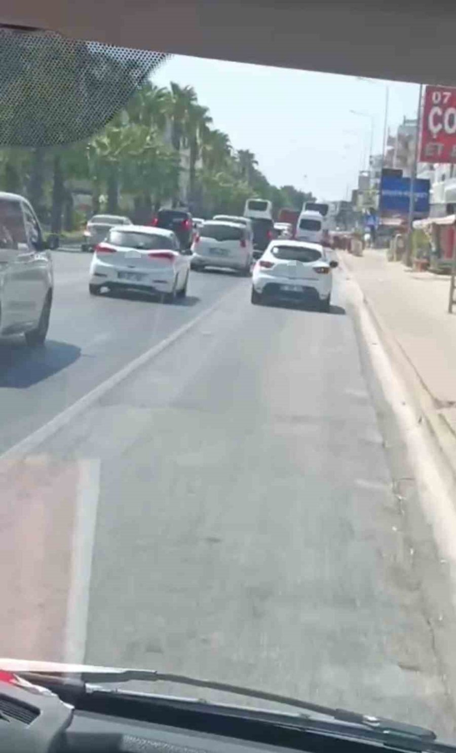 Antalya’da Trafikte Sıkışan Ambulans Hastayı Güçlükle Hastaneye Ulaştırdı