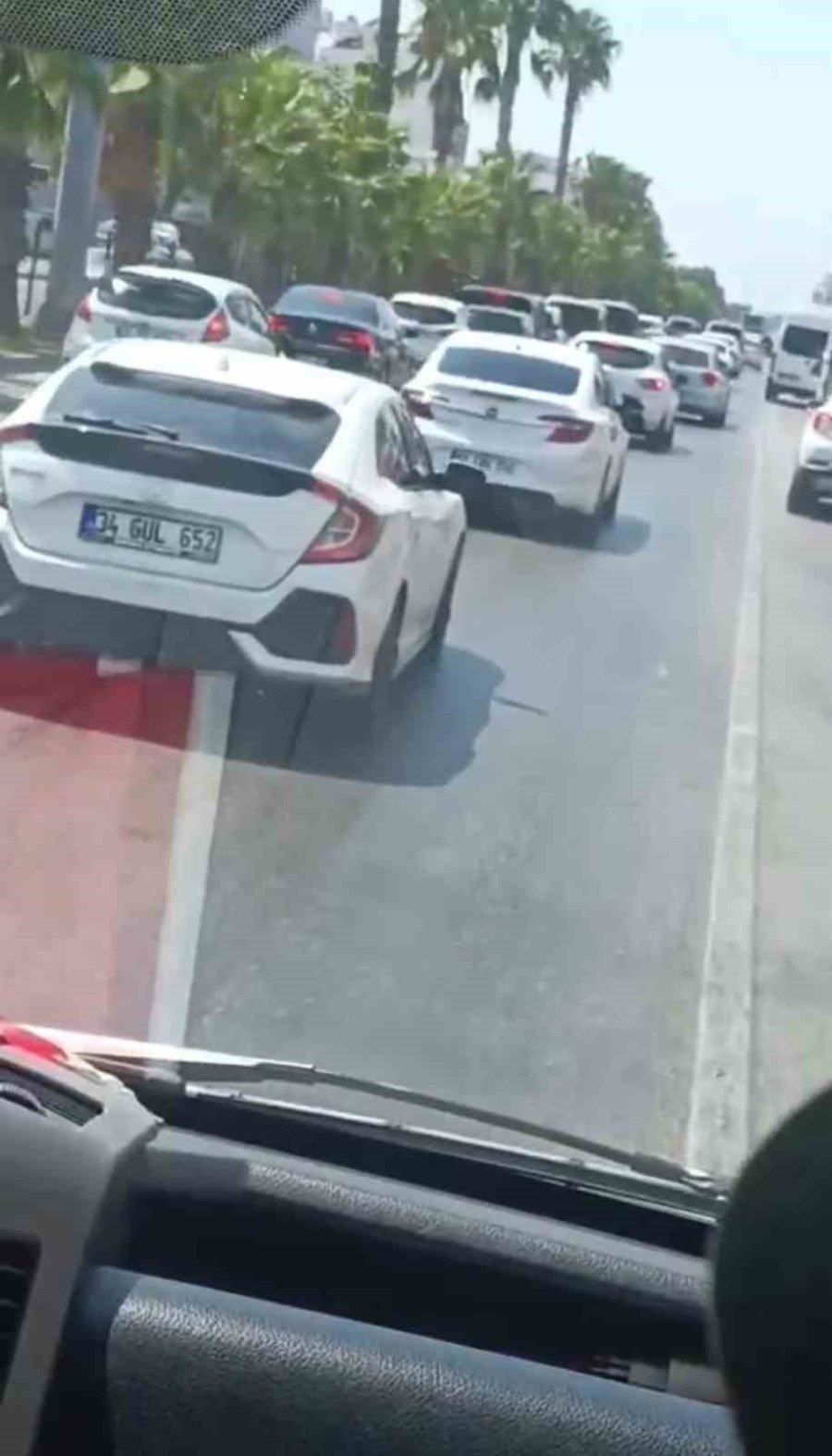 Antalya’da Trafikte Sıkışan Ambulans Hastayı Güçlükle Hastaneye Ulaştırdı