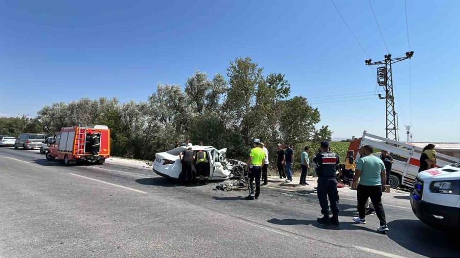 Konya’da Otomobil Kamyonetle Çarpıştı: 1 Ölü, 5 Yaralı