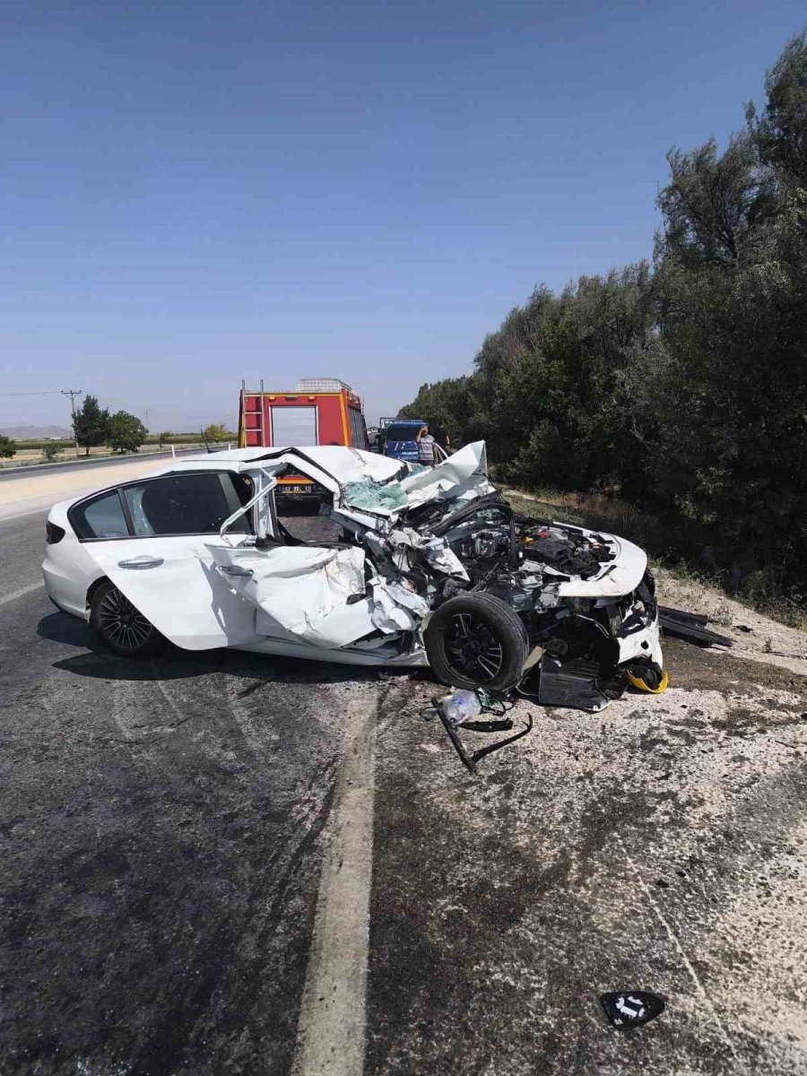 Konya’da Otomobil Kamyonetle Çarpıştı: 1 Ölü, 5 Yaralı