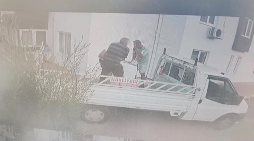 Uzaklaştırma Kararına Rağmen Eve Gelip 3,5 Dakikada Tüm Eşyaları Götürdü