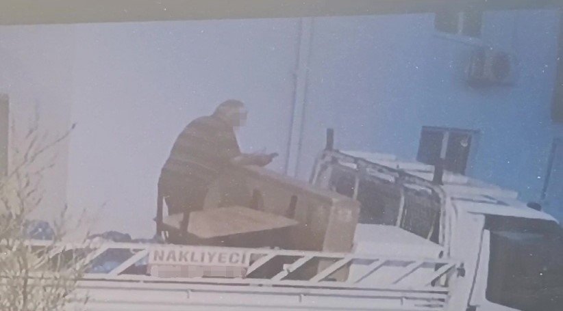 Uzaklaştırma Kararına Rağmen Eve Gelip 3,5 Dakikada Tüm Eşyaları Götürdü