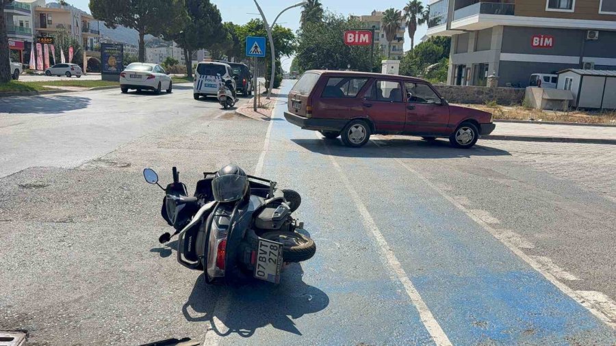 Otomobil İle Motosiklet Çarpıştı, Yaralıya Yoldan Geçen Doktor Müdahale Etti