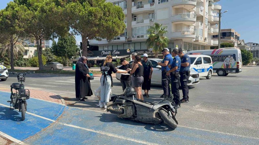 Otomobil İle Motosiklet Çarpıştı, Yaralıya Yoldan Geçen Doktor Müdahale Etti