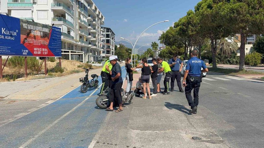 Otomobil İle Motosiklet Çarpıştı, Yaralıya Yoldan Geçen Doktor Müdahale Etti