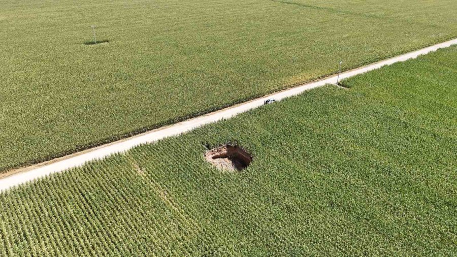 Mısır Tarlasında 15 Metre Genişliğinde Obruk Oluştu