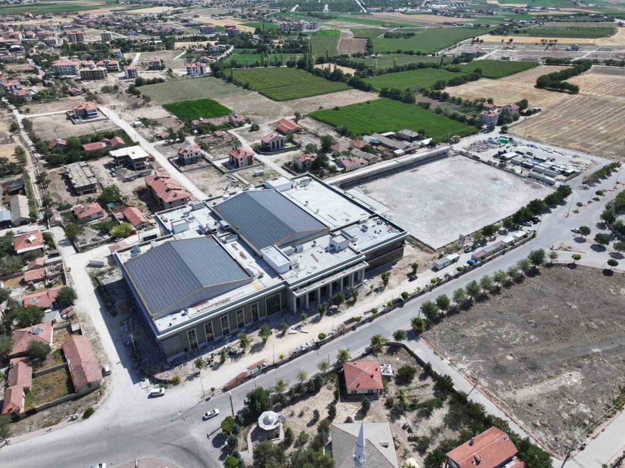 Yarı Olimpik Havuzlu Ve Fıfa Standartına Uygun Sahalarıyla, Karatay’a Dev Spor Kompleksi