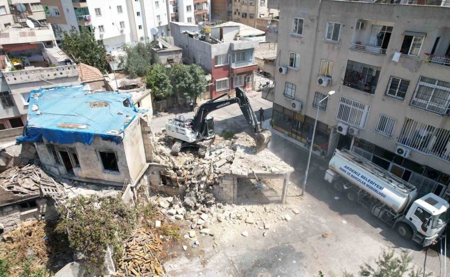 Akdeniz’de Risk Oluşturan Metruk Yapılar Yıkılıyor