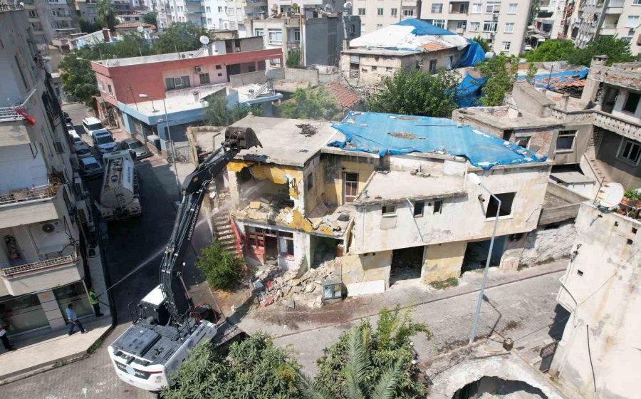 Akdeniz’de Risk Oluşturan Metruk Yapılar Yıkılıyor