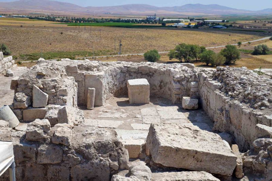 Neü Rektör Yardımcıları Lystra Antik Kenti’nde İncelemelerde Bulundu