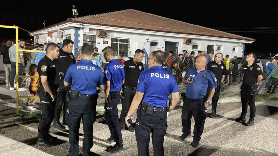 Hakem Kırmızı Kart Gösterdi, Futbolcu Yumrukladı