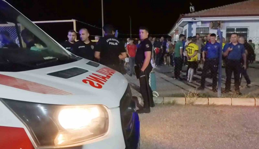 Hakem Kırmızı Kart Gösterdi, Futbolcu Yumrukladı