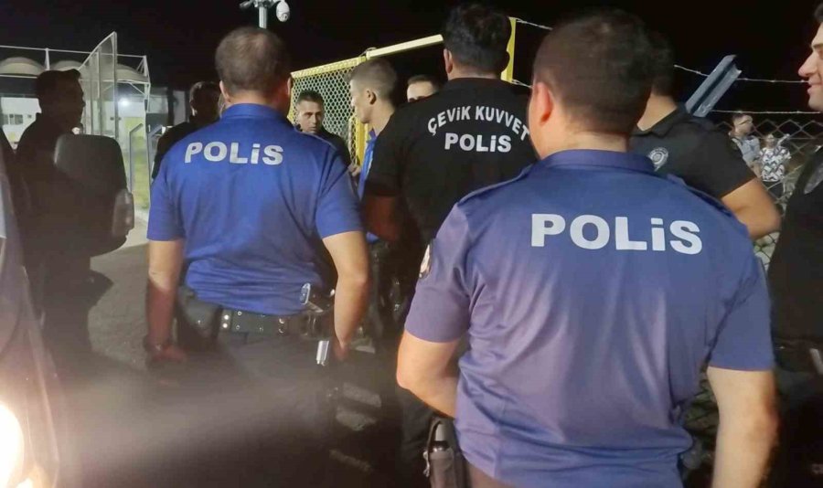 Hakem Kırmızı Kart Gösterdi, Futbolcu Yumrukladı