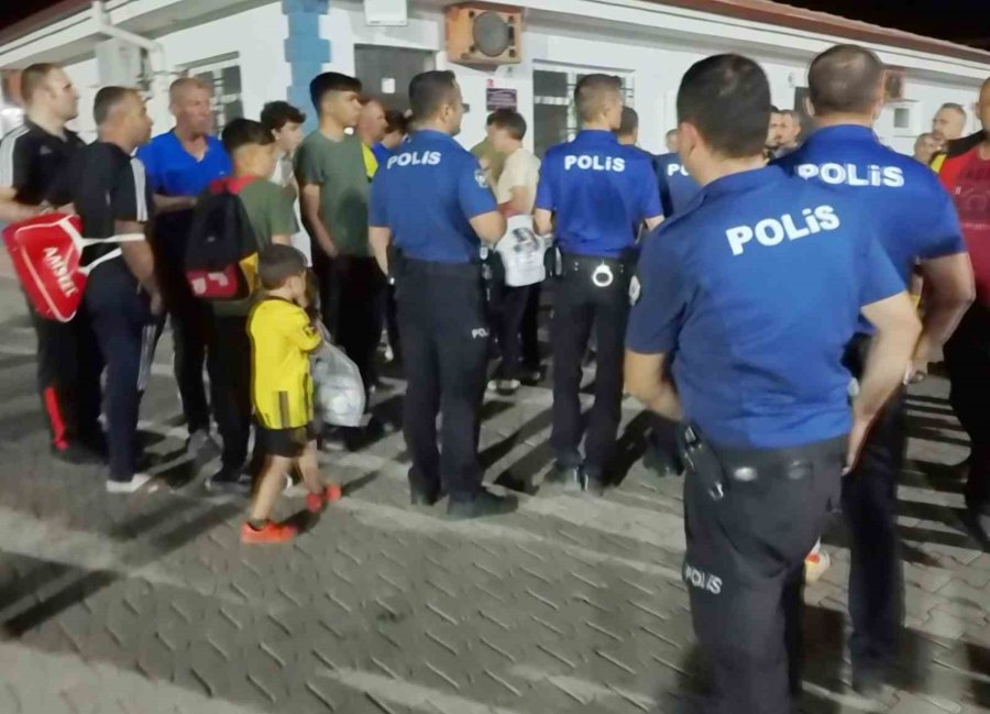 Hakem Kırmızı Kart Gösterdi, Futbolcu Yumrukladı