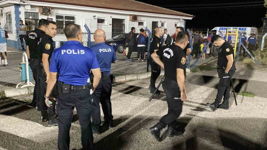 Hakem Kırmızı Kart Gösterdi, Futbolcu Yumrukladı