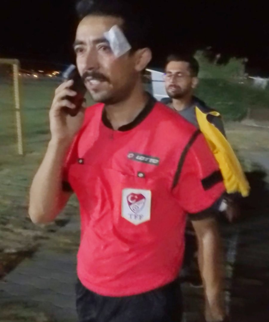 Hakem Kırmızı Kart Gösterdi, Futbolcu Yumrukladı