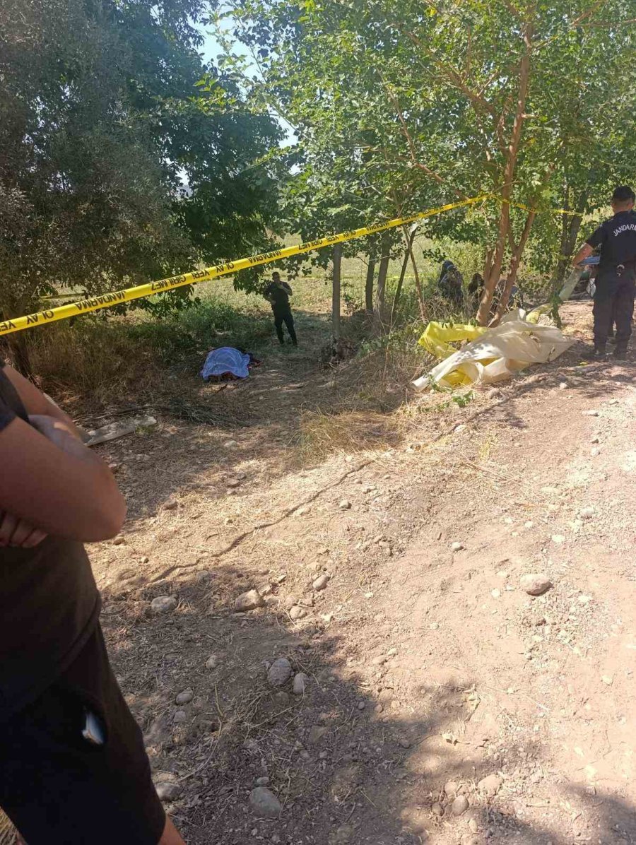 Tarlasına Giderken Devrilen Traktörünün Altında Hayatını Kaybetti