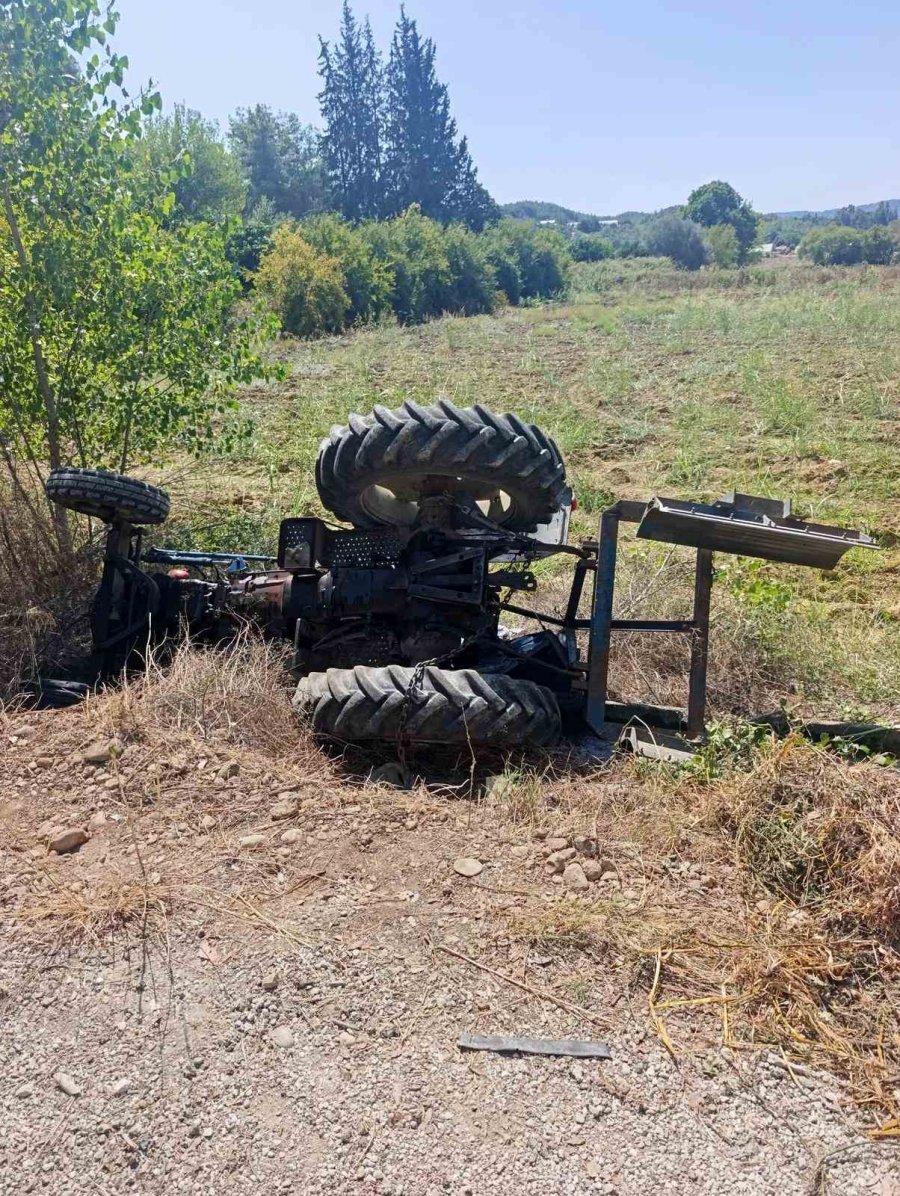 Tarlasına Giderken Devrilen Traktörünün Altında Hayatını Kaybetti