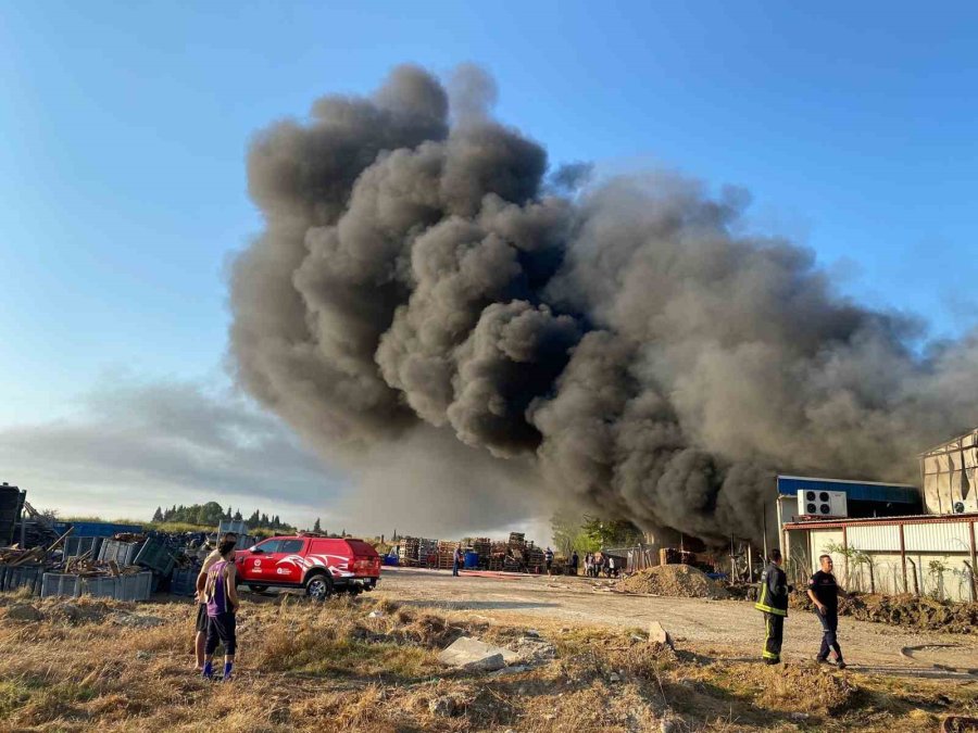 Antalya’da 2 Depo Yangında Küle Döndü