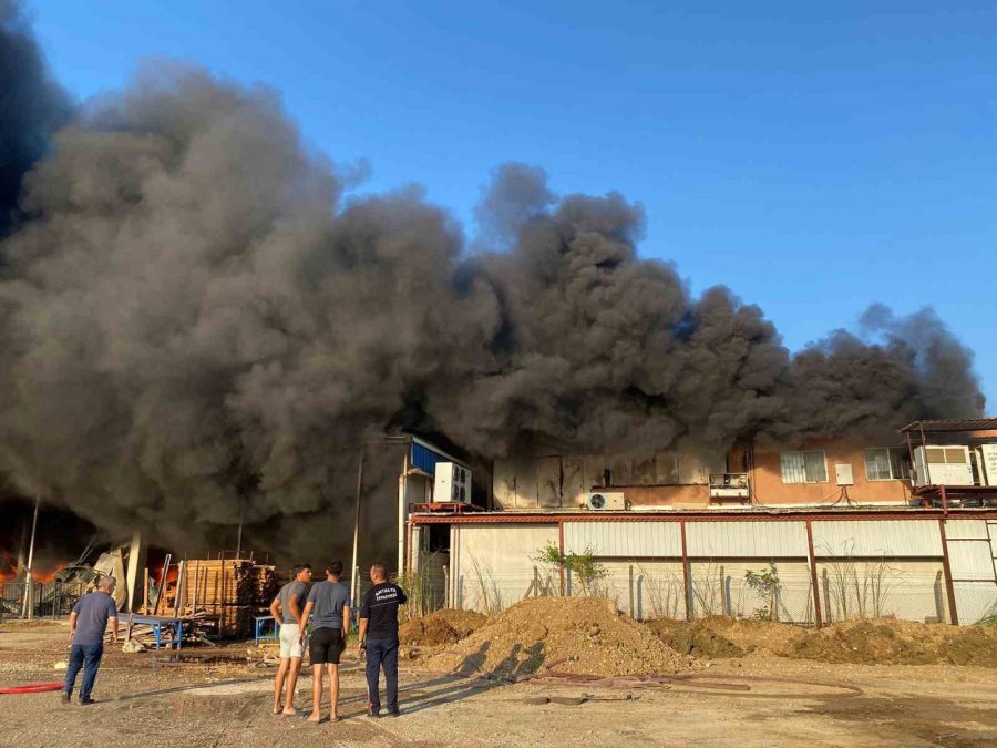 Antalya’da 2 Depo Yangında Küle Döndü