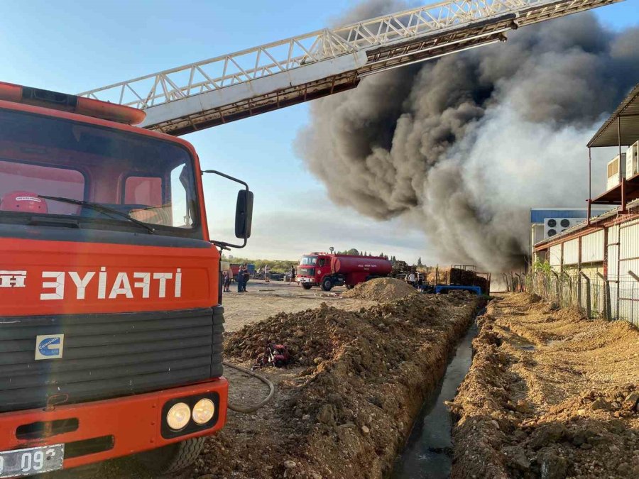 Antalya’da 2 Depo Yangında Küle Döndü