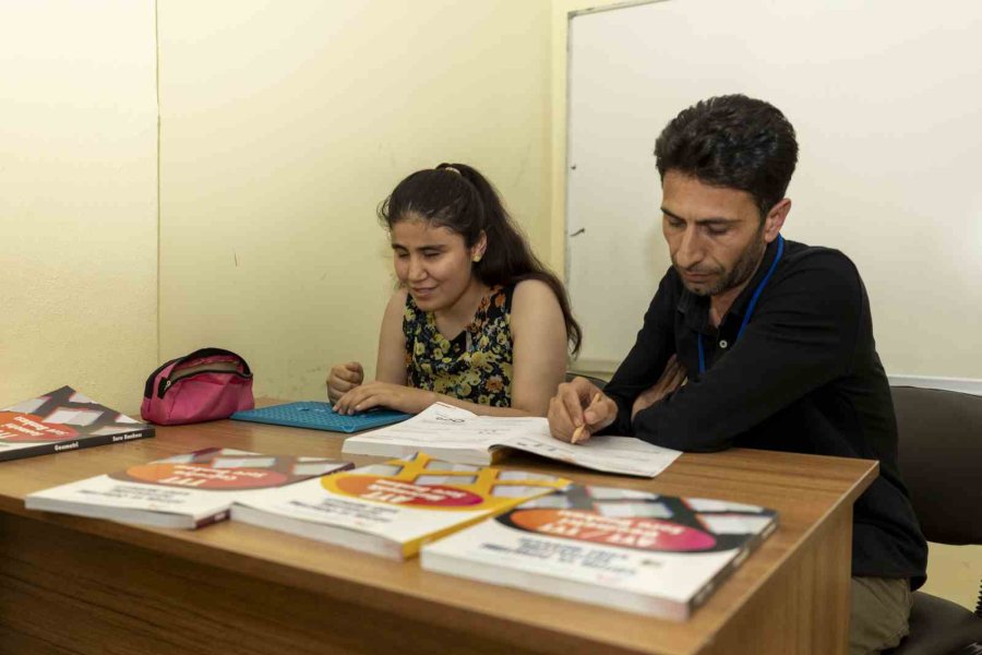 İlk 10 Bine Giren Görme Engelli Nazalin, Ankara Üniversitesine Yerleşti