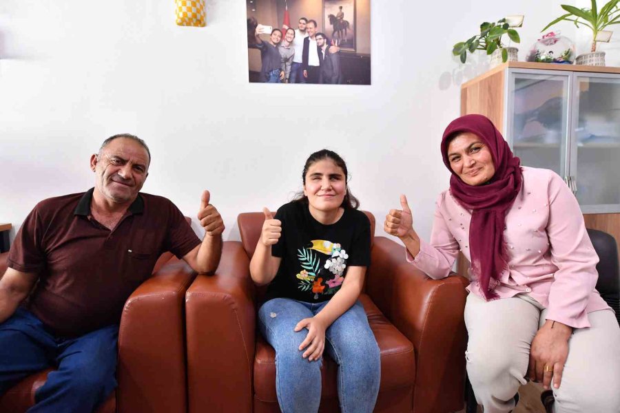 İlk 10 Bine Giren Görme Engelli Nazalin, Ankara Üniversitesine Yerleşti