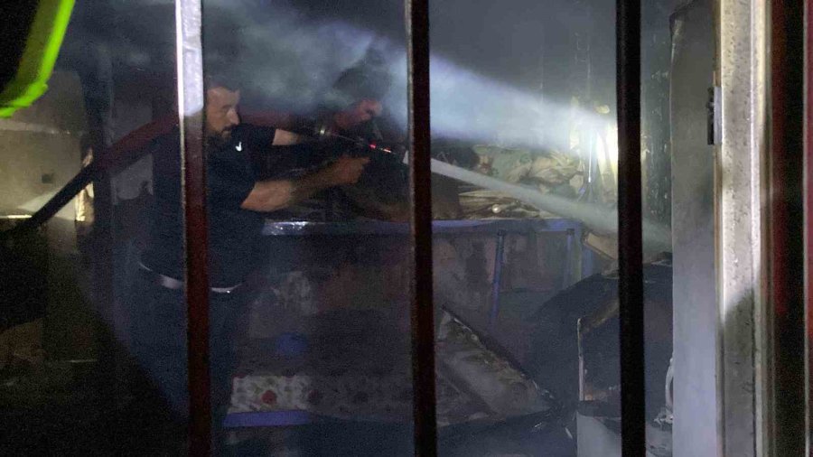 En Mutlu Günlerinde Ev Ve Depoları Alev Alev Yandı: Baba Gözyaşlarını Tutamadı