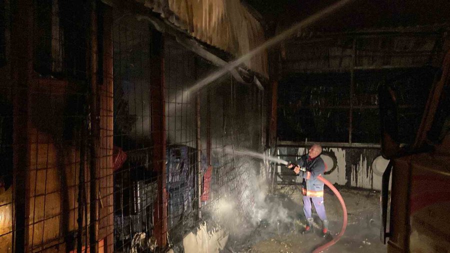 En Mutlu Günlerinde Ev Ve Depoları Alev Alev Yandı: Baba Gözyaşlarını Tutamadı