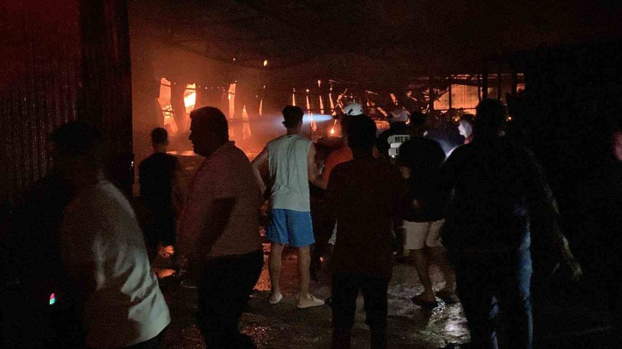 En Mutlu Günlerinde Ev Ve Depoları Alev Alev Yandı: Baba Gözyaşlarını Tutamadı