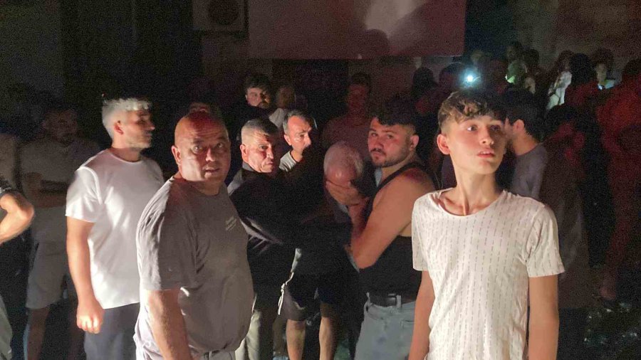 En Mutlu Günlerinde Ev Ve Depoları Alev Alev Yandı: Baba Gözyaşlarını Tutamadı