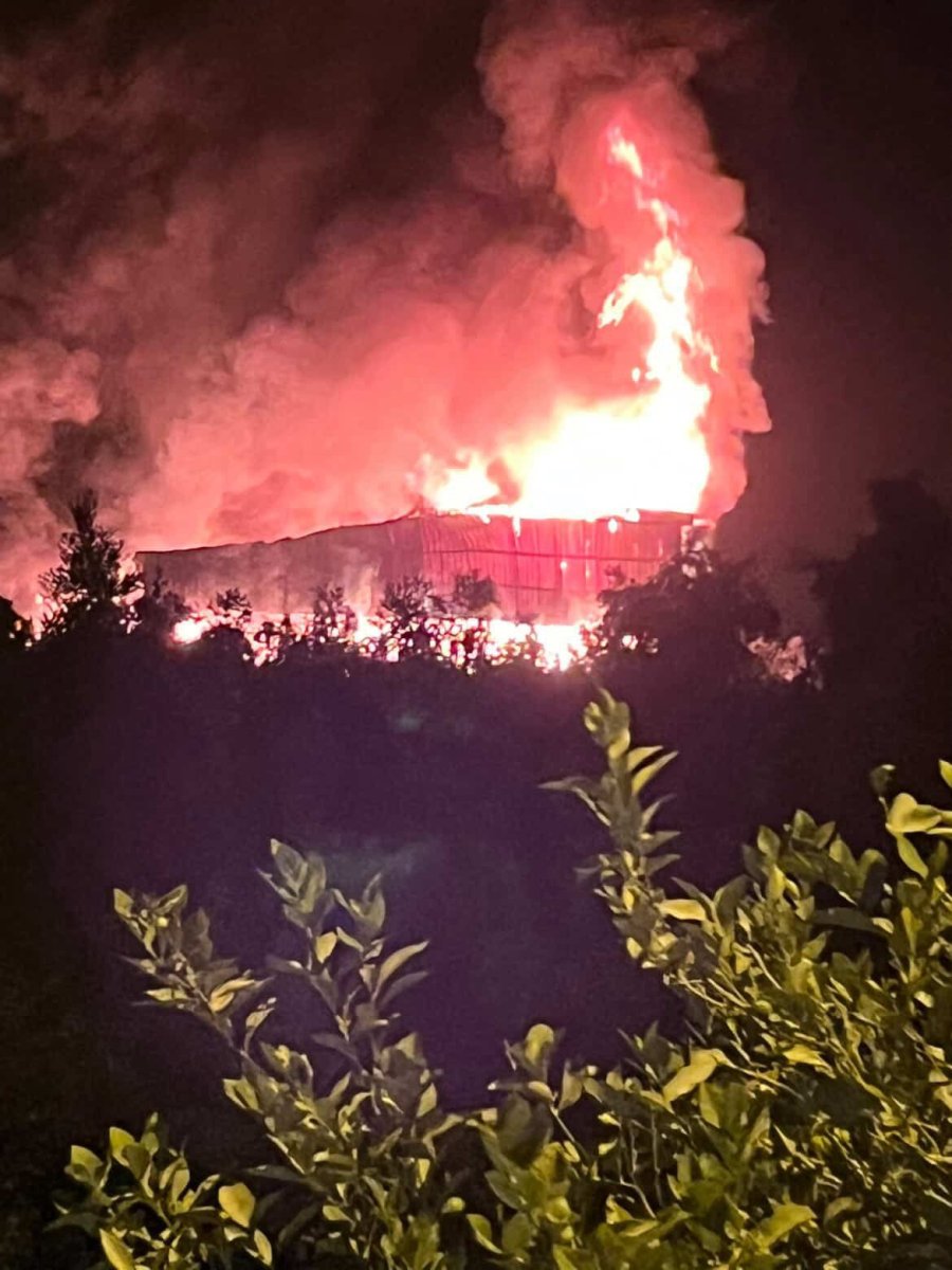 En Mutlu Günlerinde Ev Ve Depoları Alev Alev Yandı: Baba Gözyaşlarını Tutamadı