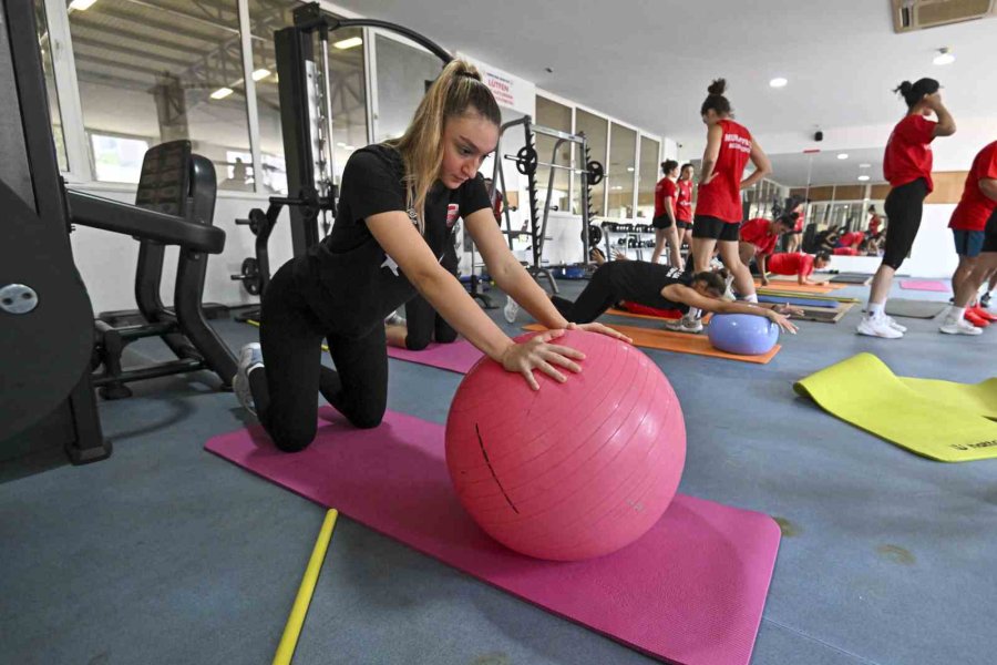 Muratpaşa Kadın Kadın Voleybol Takımı, Lige Çift Antrenmanla Hazırlanıyor