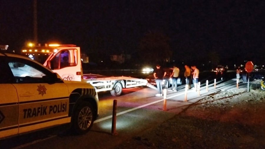 Otomobile Çarpan Hafif Ticari Araç Kanala Uçtu: 3 Yaralı