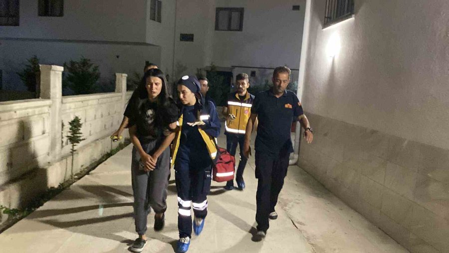 Eşinin Eve Kilitlediği Kadın Hap İçip İntihara Kalkınca Evde Mahsur Kaldı