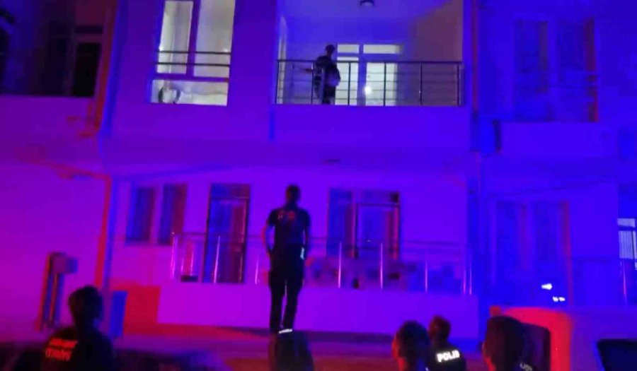 Eşinin Eve Kilitlediği Kadın Hap İçip İntihara Kalkınca Evde Mahsur Kaldı