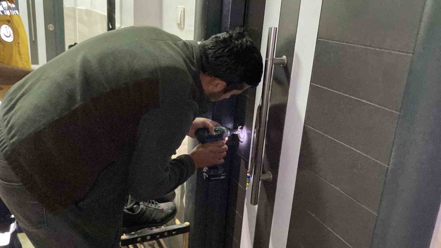 Eşinin Eve Kilitlediği Kadın Hap İçip İntihara Kalkınca Evde Mahsur Kaldı