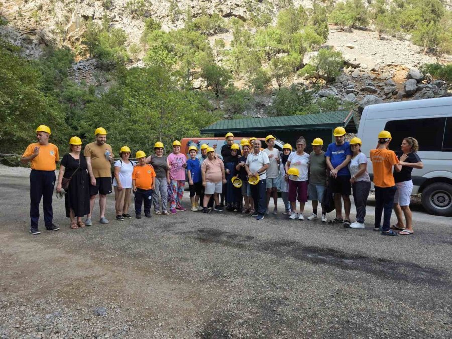 Otistik Sporculardan Ormana Kampı