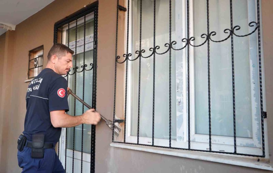 Antalya’da ’apartmana Yeni Taşınan’ Yaşlı Çift Alarmı