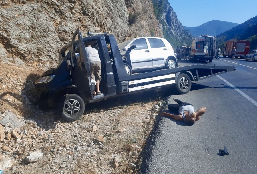 Antalya’da Otomobil Çekici İle Çarpıştı: 5 Yaralı