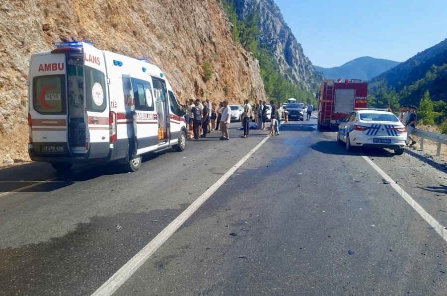 Antalya’da Otomobil Çekici İle Çarpıştı: 5 Yaralı