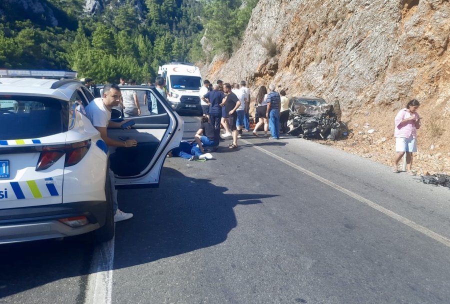 Antalya’da Otomobil Çekici İle Çarpıştı: 5 Yaralı