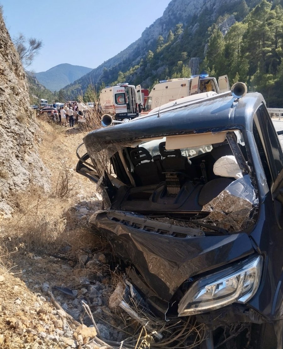 Antalya’da Otomobil Çekici İle Çarpıştı: 5 Yaralı