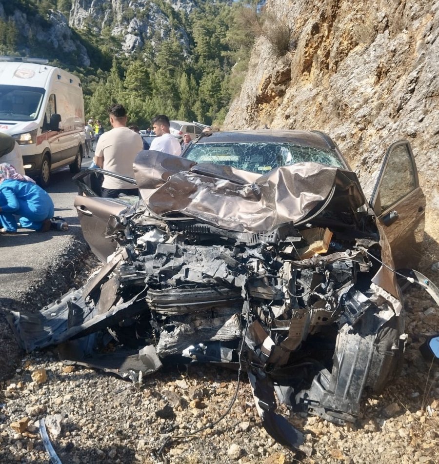 Antalya’da Otomobil Çekici İle Çarpıştı: 5 Yaralı