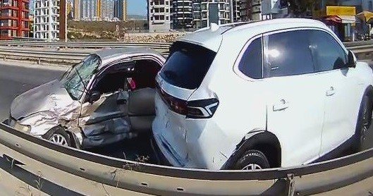 Mersin’de İki Ayrı Kaza: Birinde Otomobil Savruldu, Diğerinde Sıkışan Sürücü Kurtarıldı