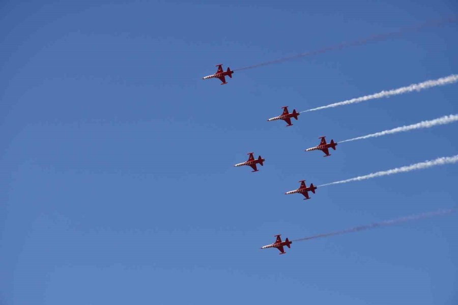 Türk Yıldızları’nın Akşehir’deki Gösterisi Nefesler Tutularak İzlendi